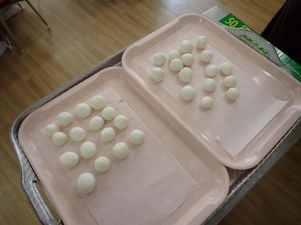 P9250008 丸めた団子